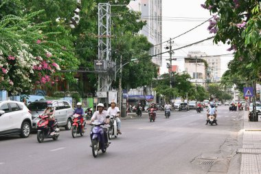 12 Temmuz 2018. Vietnam. Nha trang. Motorlu bisikletler üzerinde yoğun trafik