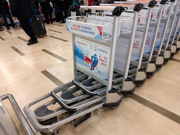Janeiro 2019 Krasnoyarsk Rússia Carrinhos Para Bagagem Aeroporto Inscrição Com — Fotografia de Stock