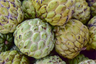 muhallebi elma meyve taze pazarda satmak için kapatın. Annona reticulata