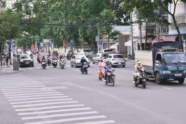12 Temmuz 2018. Vietnam. Nha trang. Yol bir yaya geçidi ile kavşak. Motorlu bisikletler ve arabalar ile etkin Rating