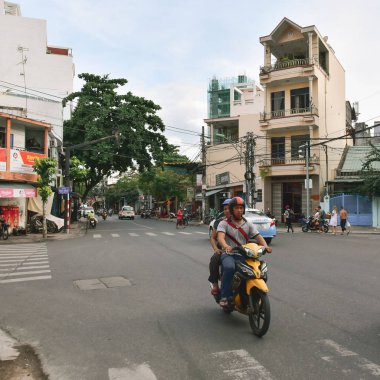 12 Temmuz 2018. Vietnam. Nha trang. İnsanlar şehir trafik mopedler binmek.