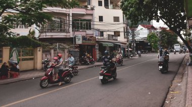 12 Temmuz 2018. Vietnam. Nha trang. Motorlu bisikletler üzerinde yoğun trafik