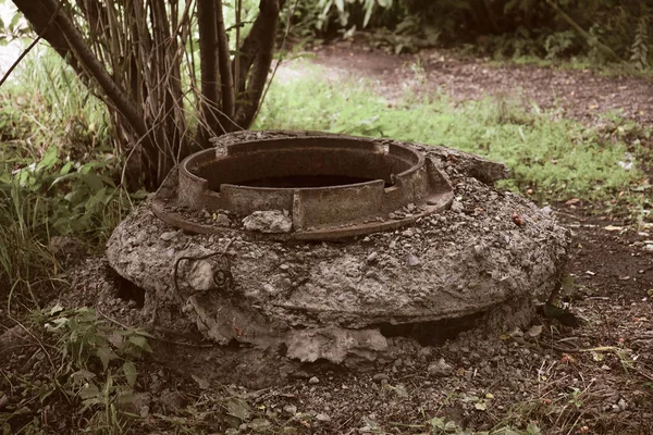 Eski paslı şey yok edilen bir beton yapı park arasında. İyi hiçbir kuyu vardır. Açık delik