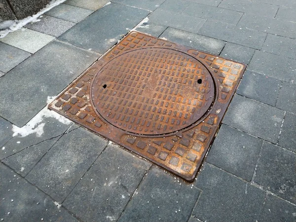 Rostig Fyrkantigt Brunnslock Bland Trottoaren Vägar — Stockfoto