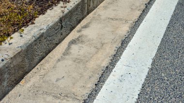 Beton kaldırım asfalt Karayolu yakın çekim. yol boyunca drenaj