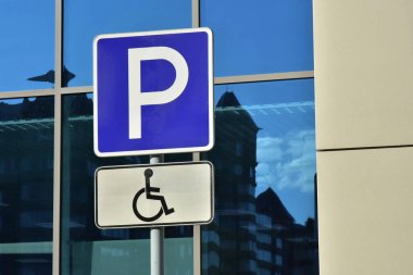 Yol işareti park sadece modern alışveriş merkezi Binası zemin üzerine engelli insanlar için