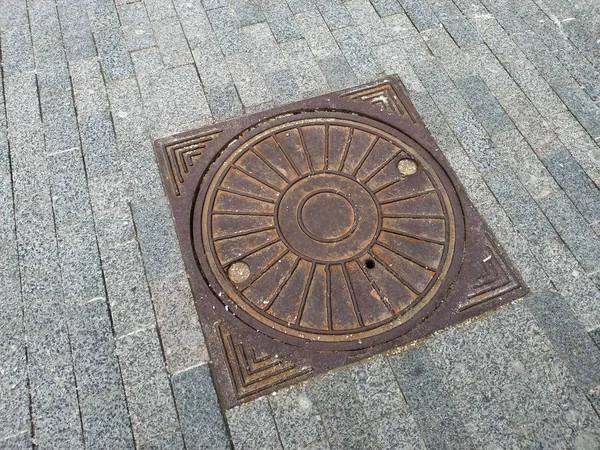 Alcantarilla Oxidada Forma Cuadrada Entre Caminos Pavimento — Foto de Stock