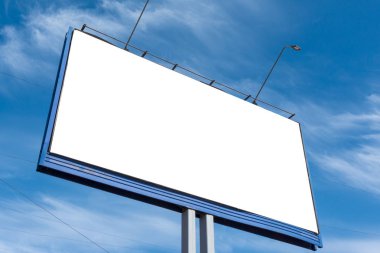 Güzel bir mavi bulutlu gökyüzünün arka planda Billboard. Reklam veya duyurularınız için sahte