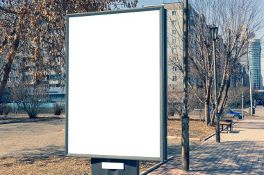 Kaldırımda şehirde dikey küçük billboard. Reklam veya duyurularınız için sahte