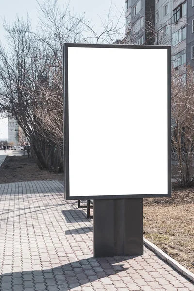 Pionowy mały Billboard w mieście na chodniku. Makiety reklam lub ogłoszeń — Zdjęcie stockowe