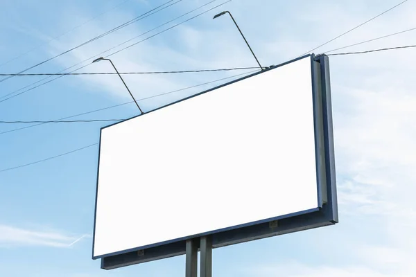 美しい青い曇り空を背景に看板。広告やお知らせのモックアップ — ストック写真
