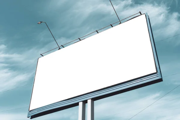 Billboard na tle pięknego błękitnego zachmurzonego nieba. Makiety reklam lub ogłoszeń — Zdjęcie stockowe
