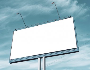 Güzel bir mavi bulutlu gökyüzünün arka planda Billboard. Reklam veya duyurularınız için sahte