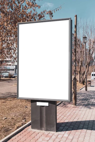 Κάθετη μικρή πινακίδα στην πόλη στο πεζοδρόμιο. Εγγραφείτε για τις διαφημίσεις ή τις ανακοινώσεις σας — Φωτογραφία Αρχείου