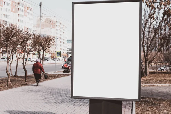 歩道上の市内の垂直小さな看板。広告やお知らせのモックアップ — ストック写真
