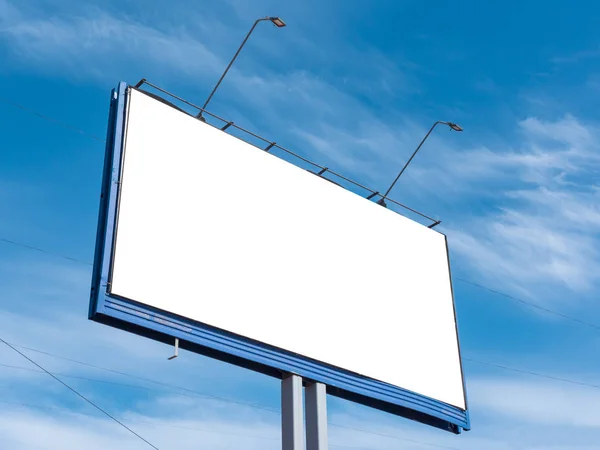 Panneau d'affichage sur le fond d'un beau ciel nuageux bleu. Maquette pour votre publicité ou annonces — Photo