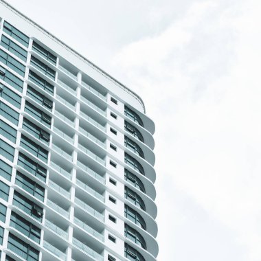 güzel bir mavi bulutlu gökyüzünün arka planda modern yüksek katlı çok katlı otel binası. metniniz için kopya alanı