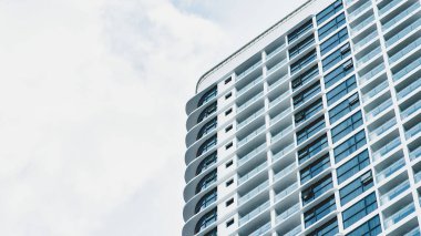 güzel bir mavi bulutlu gökyüzünün arka planda modern yüksek katlı çok katlı otel binası. metniniz için kopya alanı