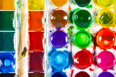Yuvarlak, dikdörtgen formlarda bir dizi çocuk boyası yakın çekim. Orijinal yaratıcı arka plan