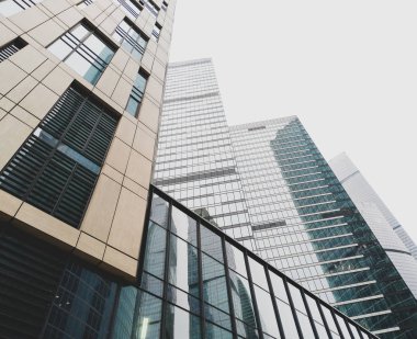 Moskova'daki bir gökdelenin ön cephesinin bir parçası. Düz çizgilerin güzel perspektifi