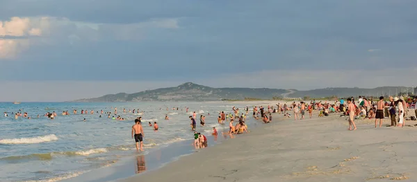 4 de julio de 2018. Cam Ranh. Vietnam. Los aldeanos de Cam Ranh se bañan en una playa pública contra un cielo azul nublado — Foto de Stock