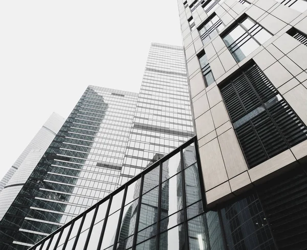 Moskova'daki bir gökdelenin ön cephesinin bir parçası. Düz çizgilerin güzel perspektifi