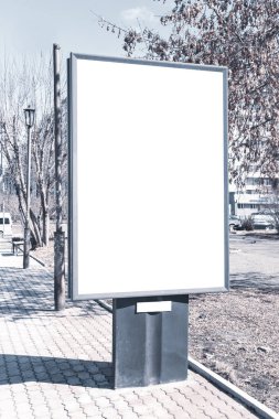 Kaldırımda şehirde dikey küçük billboard. Reklam veya duyurularınız için sahte