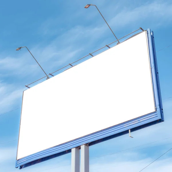 Билборд на фоне красивого голубого облачного неба. Подготовьте макет для рекламы или объявлений — стоковое фото
