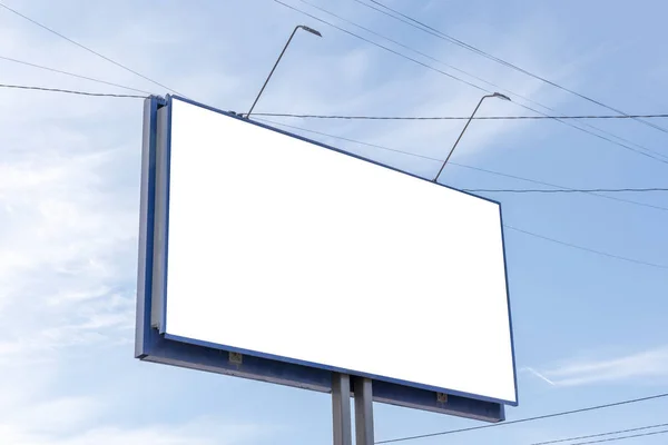 Panneau d'affichage sur le fond d'un beau ciel nuageux bleu. Maquette pour votre publicité ou annonces — Photo