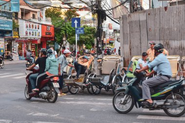 12 Temmuz 2018. Vietnam. Nha Trang. Müşteri beklentisiyle kavşakta otoparkta oturan rickshaws çalışan erkekler