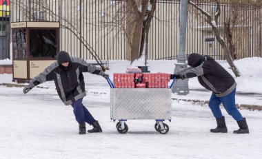 30 Aralık 2018. Rusya. Moskova. İki işçi bir tramvay üzerinde Coca Colla ile alüminyum camları ve plastik şişe bir sürü taşımak