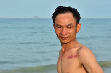6 Temmuz 2018. Vietnam. Cam Ranh. Denizin arka planına karşı Vietnamlı bir adamın yakın çekim portresi