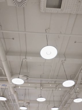 büyük binanın yüksekliği tavana kapalı havalandırma sistemi