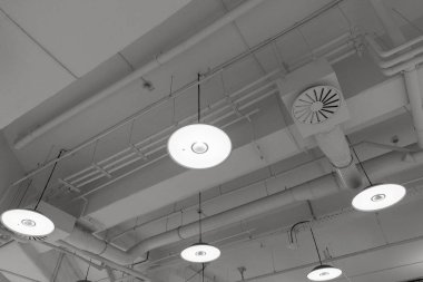 büyük binanın yüksekliği tavana kapalı havalandırma sistemi