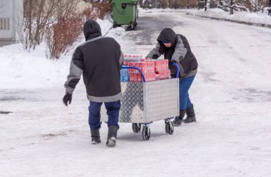 30 Aralık 2018. Rusya. Moskova. İki işçi bir tramvay üzerinde Coca Colla ile alüminyum camları ve plastik şişe bir sürü taşımak