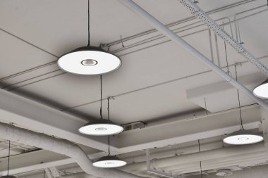 büyük binanın yüksekliği tavana kapalı havalandırma sistemi