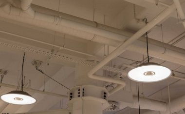 büyük binanın yüksekliği tavana kapalı havalandırma sistemi