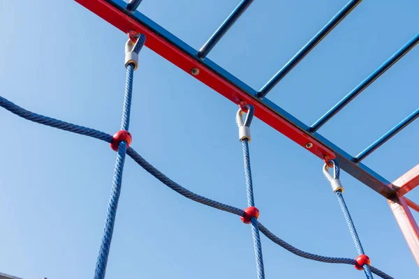 遊び場でネットワークとナイロン ロープです。楽しさと子供のためのスポーツのための機器 — ストック写真