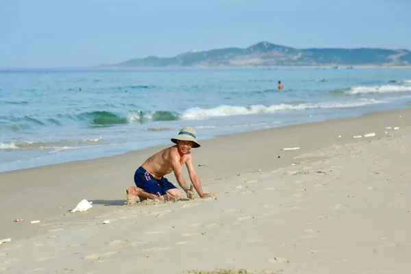 6 de julio de 2018. Vietnam. Cam Ranh. El hombre cava en la arena en la playa y captura cangrejos — Foto de Stock