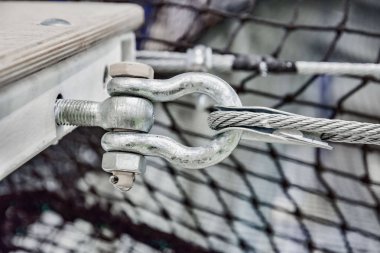 bir çelik kablo sabitleme bir metal inşaat yakın yukarı