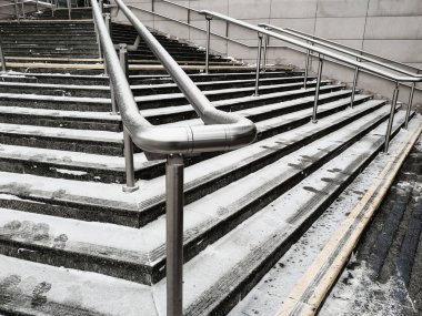 mermer basamaklarla merdivenlerde krom korkuluk