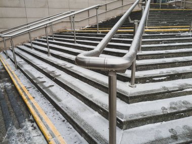 mermer basamaklarla merdivenlerde krom korkuluk