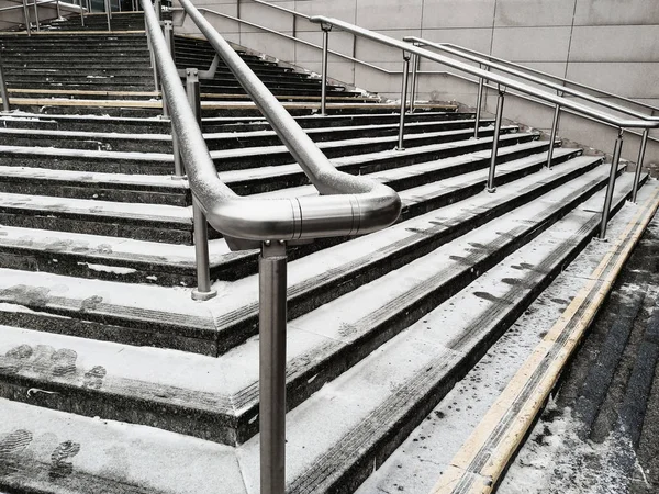 mermer basamaklarla merdivenlerde krom korkuluk