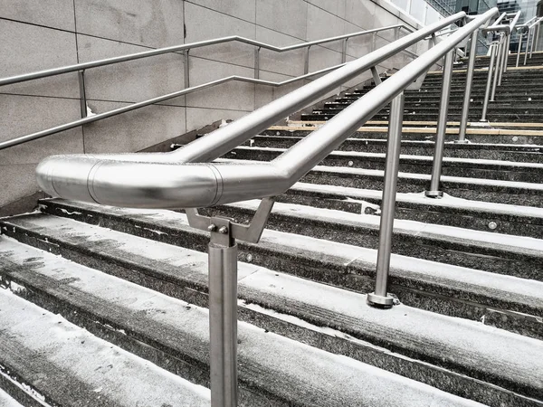 Mermer basamaklarla merdivenlerde krom korkuluk — Stok fotoğraf