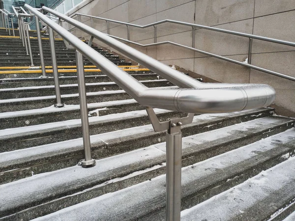 mermer basamaklarla merdivenlerde krom korkuluk