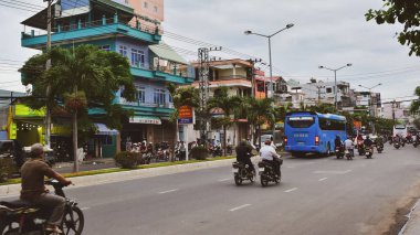 9 Temmuz 2018. Vietnam. Nha Trang. Otobüs ve Moped ile bir Asya kentinde yol