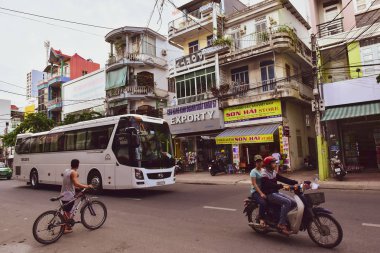 12 Temmuz 2018. Vietnam. Nha Trang. Yol şehir trafiğinde otobüs ve Moped