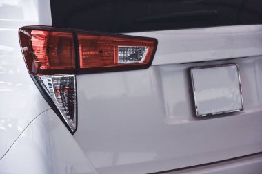 beyaz araba. Gövde kapağı ve arka far