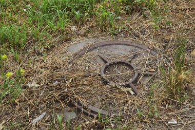 Bir Kuyu kuru çim çimen arasında eski paslı kuyu