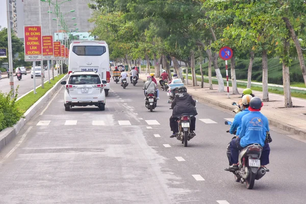 12 juli 2018. Vietnam. Nha Trang. Bussar, bilar och cyklar går på väg. — Stockfoto